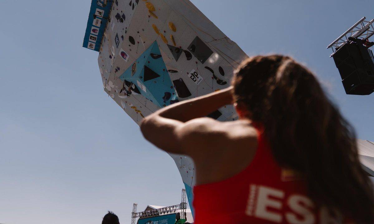 Geila Macià, escaladora, atenta a la competición de clasificatorias.