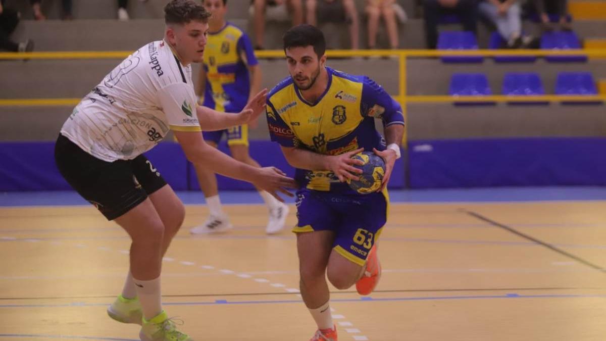 Sergio Fernández controla el balón en un partido de la fase de ascenso a Primera Nacional de balonmano.