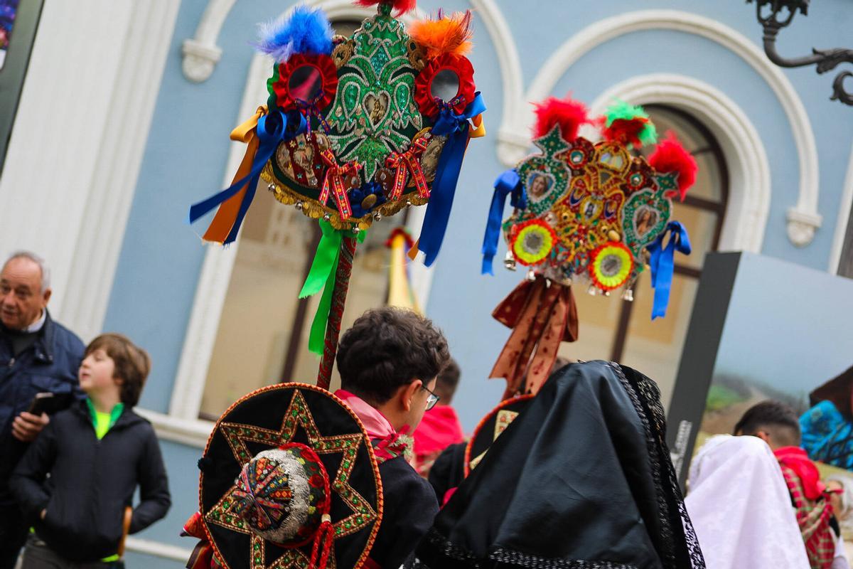 Desfile de indumentaria tradicional