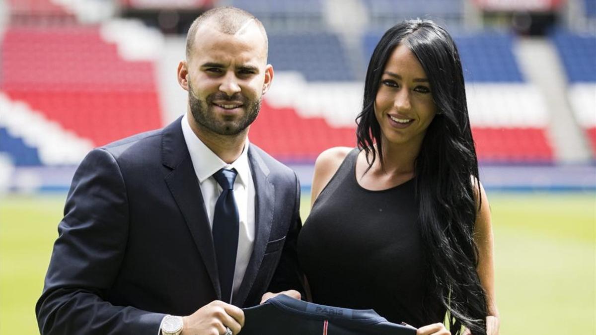 Jesé junto a su novia Aurah durante su presentación como nuevo futbolista del PSG