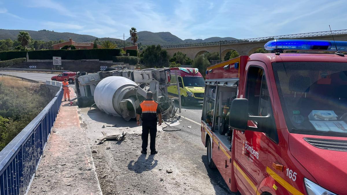 La hormigonera ha volcado en el puente y su conductor ha quedado atrapado en la cabina