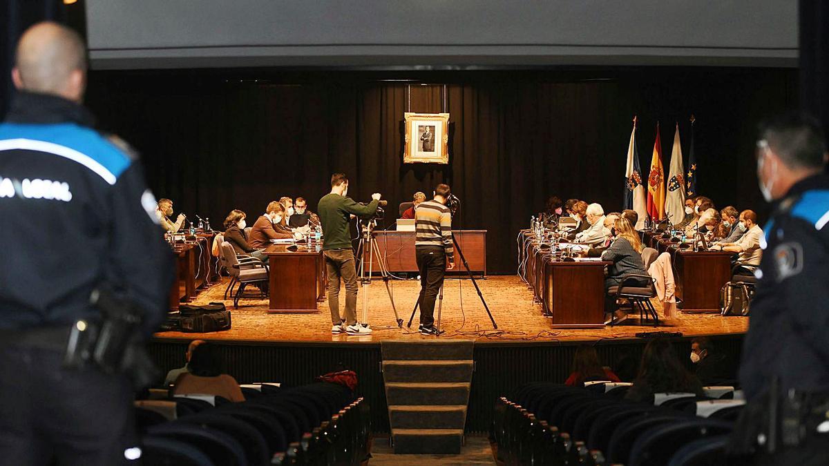 Una vista del pleno de la corporación municipal que se celebra en el Teatro Principal. |   // GUSTAVO SANTOS