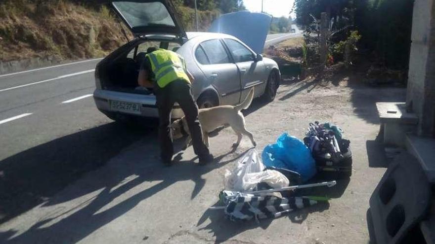 Un guardia civil de Tráfico persigue durante 6 kilómetros y retiene a un conductor a la fuga