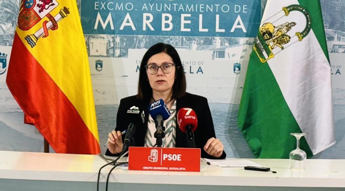 La portavoz del PSOE, Isabel Pérez, durante una rueda de prensa.