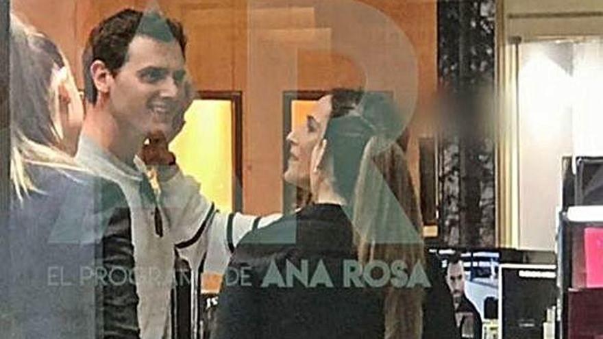 Captura del vídeo en el que se ve a Malú y Albert Rivera en la tienda.