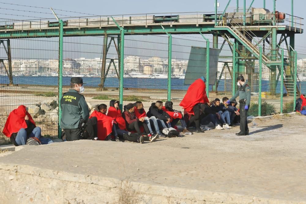 Guardia Civil, Cruz Roja y Salvamento Marítimo han puesto en marcha el protocolo para recepcionar a 24 personas rescatadas en el mar y que ocupaban una patera. 20 hombres y cuatro mujeres