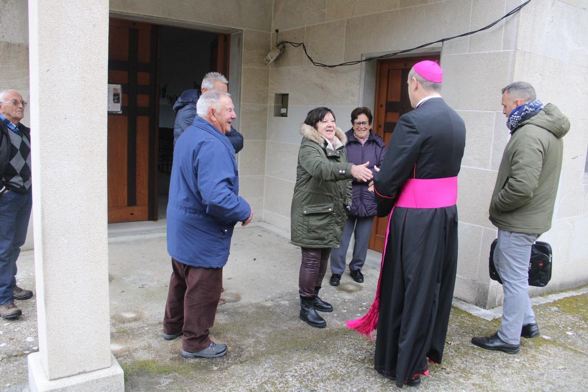 GALERÍA | El obispo visita Villanueva de la Sierra y As Hedradas