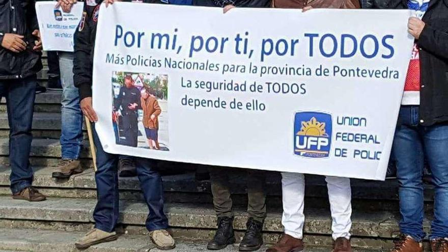 Pancarta reivindicativa para solicitar más efectivos policiales en la provincia. // Cedida