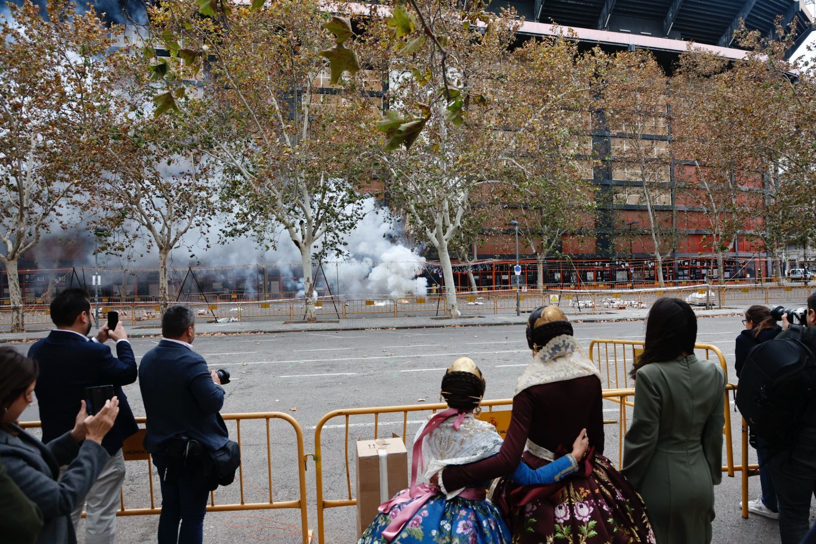 La primera "mascletà" de Marina y Maria Estela