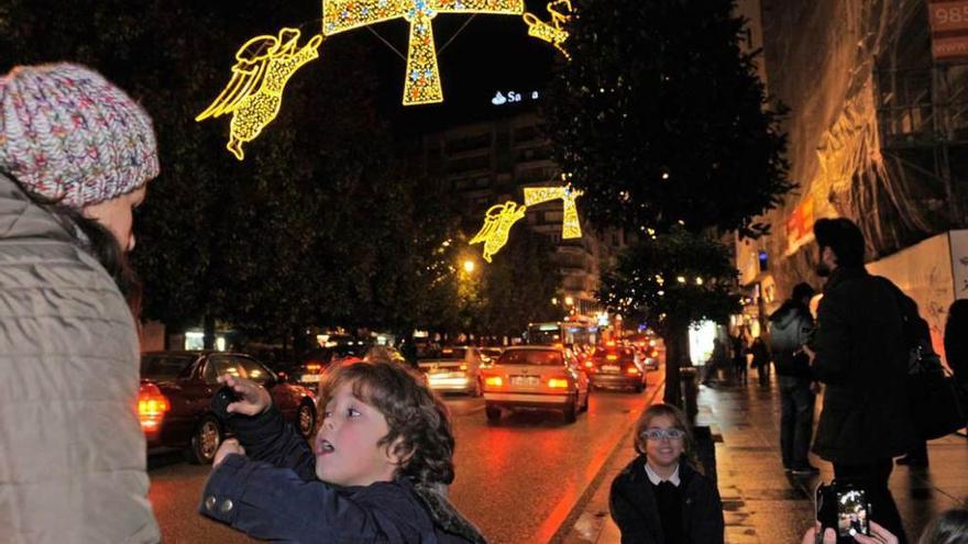 Las luces navideñas, recién encendidas en la calle Uría.