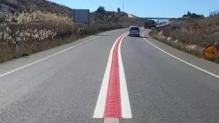 ¿Qué significa la nueva línea roja continua que la DGT está pintando en las carreteras?