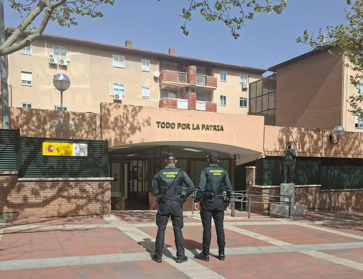 Dos agentes frente al Puesto de la Guardia Civil de Tres Cantos.
