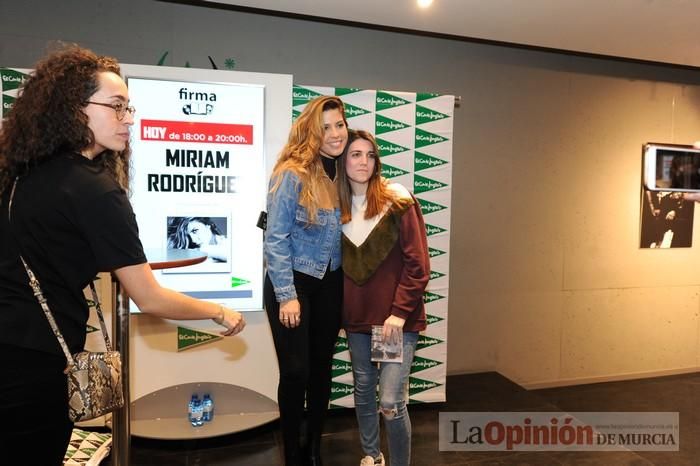 Miriam Rodríguez firma discos en El Corte Inglés