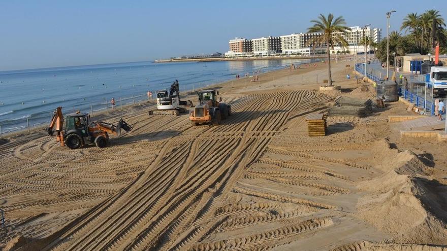 La playa del Postiguet recobra la normalidad tras finalizar el saneamiento de la arena