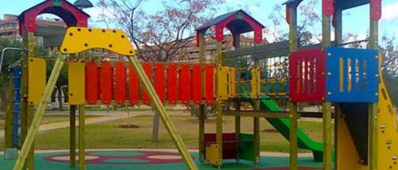 Uno de los numerosos parques infantiles que existen en el municipio, muchos con daños por el vandalismo y desgaste. | | LP/DLP