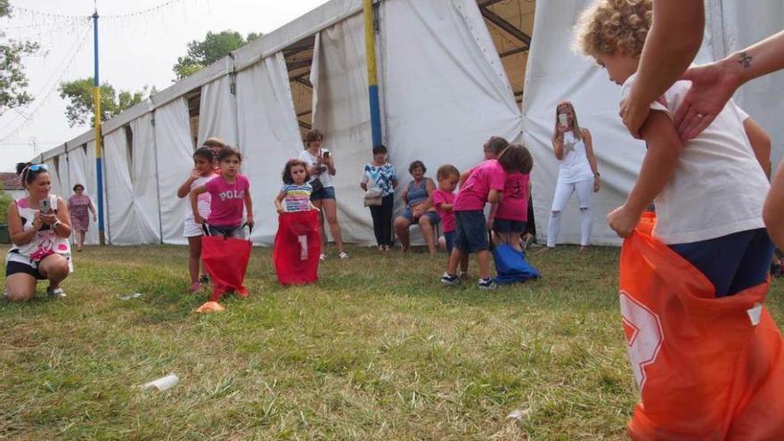 Los niños despiden jugando las fiestas de la Asunción, en Viella