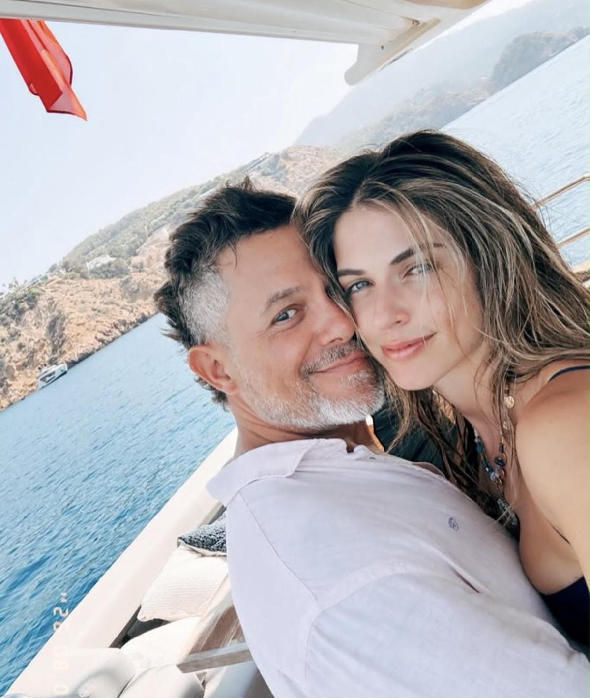 Alejandro Sanz y Stephanie Cayo están la mar de enamorados