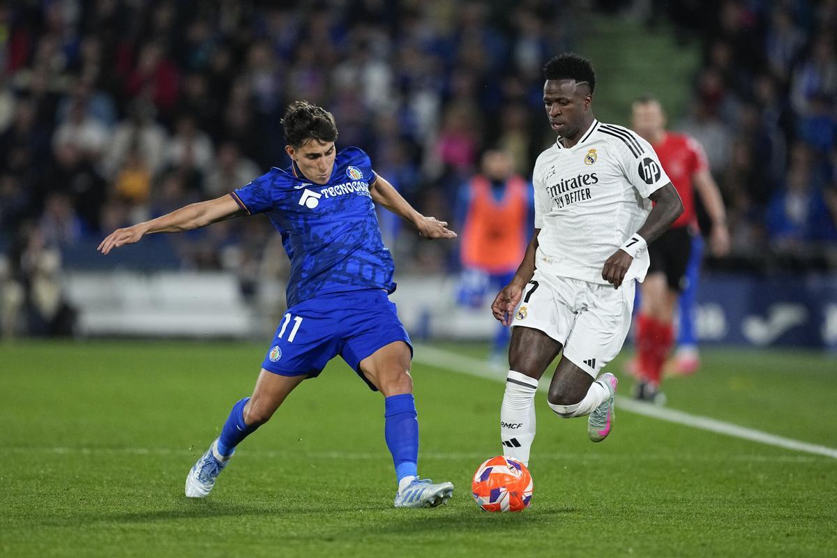 Vinicius Junior of Real Madrid and Ramon Terrats of Getafe CF in action during the Spanish League, LaLiga EA Sports, football match played between Getafe CF and Real Madrid at Coliseum de Getafe stadium on April 23, 2025, in Getafe, Spain. AFP7 23/04/2025 ONLY FOR USE IN SPAIN. Oscar J. Barroso / AFP7 / Europa Press;2025;SOCCER;SPAIN;SPORT;ZSOCCER;ZSPORT;Getafe CF v Real Madrid - LaLiga EA Sports;