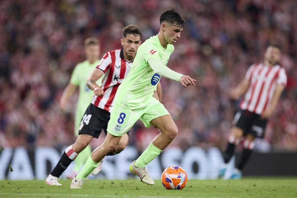 Benat Prados of Athletic Club competes for the ball with Pedri Gonzalez of FC Barcelona during the LaLiga EA Sports match between Athletic Club and FC Barcelona at San Mames on May 25, 2025, in Bilbao, Spain. AFP7 25/05/2025 ONLY FOR USE IN SPAIN. Ricardo Larreina / AFP7 / Europa Press;2025;SPAIN;SPORT;ZSPORT;SOCCER;ZSOCCER;Athletic Club de Bilbao v FC Barcelona - La Liga EA Sports;
