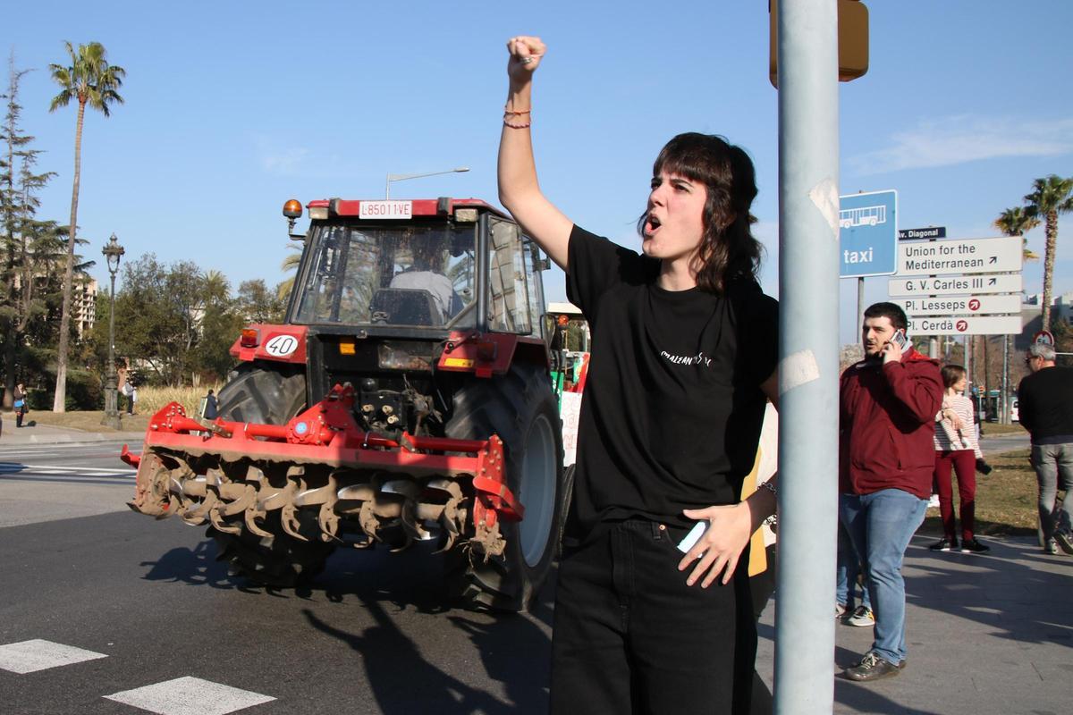 Suport d'una noia al pas dels tractors per la Zona Universitària, a l'avinguda Diagonal