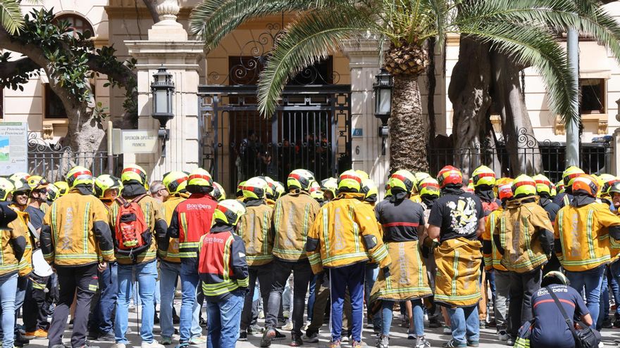 Los bomberos de Alicante "asaltan" la Diputación