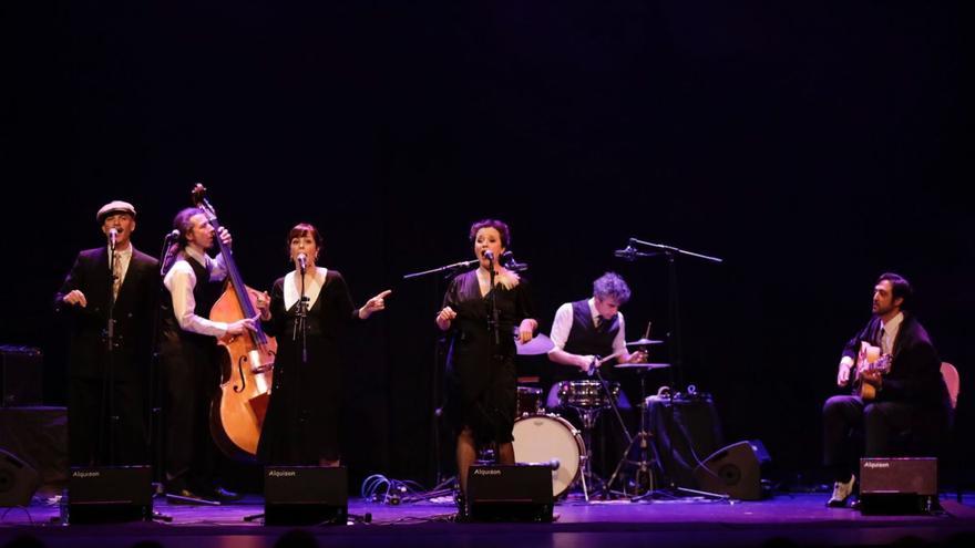 La formación sevillana «O Sister!», ayer, durante su actuación en el teatro Filarmónica. | |   FERNANDO RODRÍGUEZ