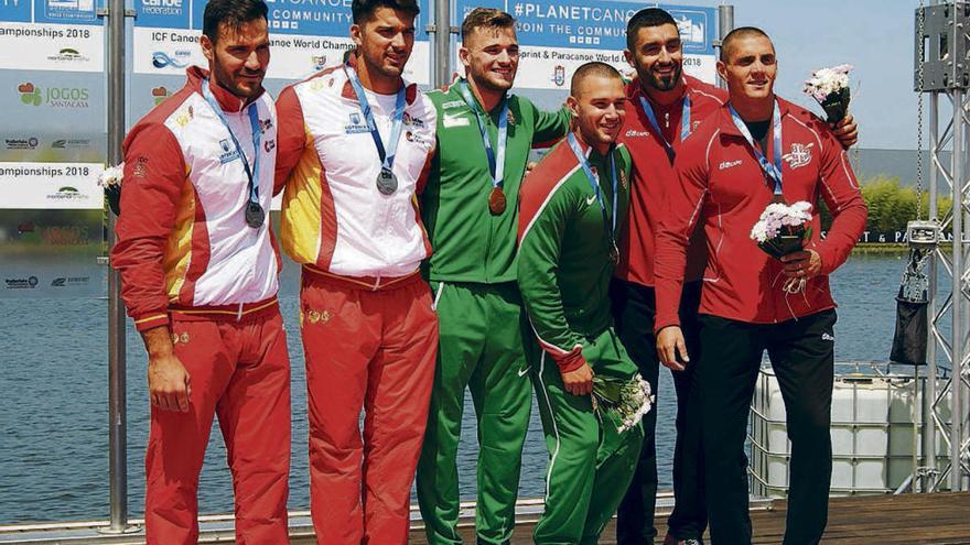 Craviotto y Toro, en el podio tras recibir su medalla de plata. // FdV