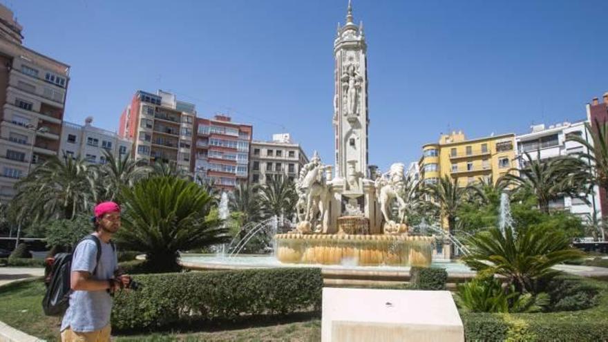 La fuente de Luceros, ayer, será protegida durante las mascletàs que se celebrarán durante doce jornadas entre el 3 y el 24 de junio.