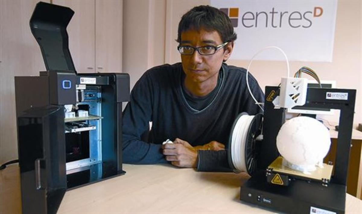 Marc Torras, de l’empresa EntresD, posa amb dos models d’impressores 3-D. Marc Torras, de l’empresa EntresD, posa amb dos models d’impressores 3-D.