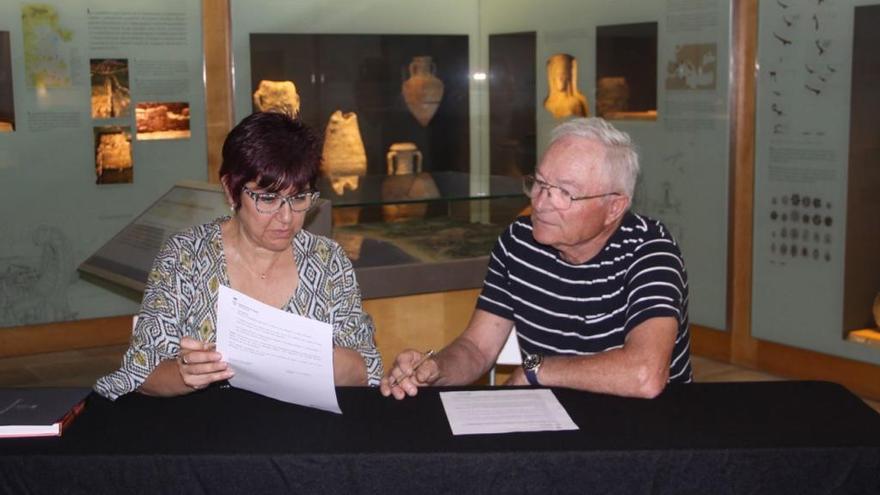 L&#039;alcaldessa de Roses i Francisco Falcó signant el conveni