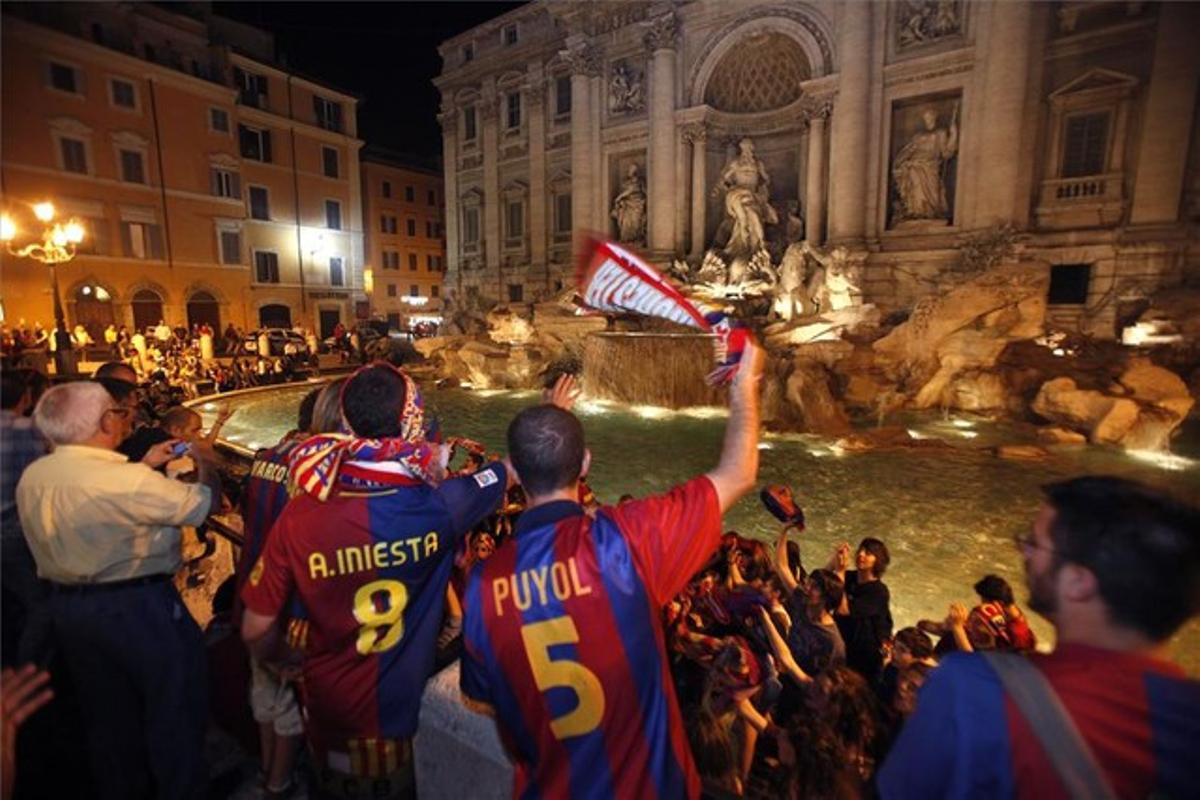 Los culés celebraron el magnífico triunfo del Barça en la Fontana di Trevi, más blaugrana que nunca.