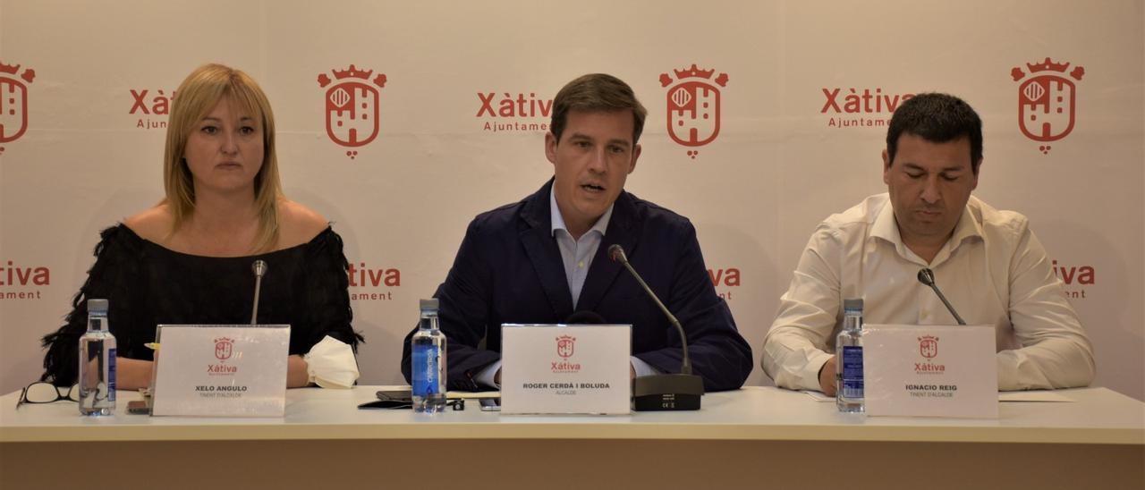 Xelo Angulo, Roger Cerdà e Ignacio Reig, en la rueda de prensa en la que se ha dado a conocer la reestructuración del gobierno.