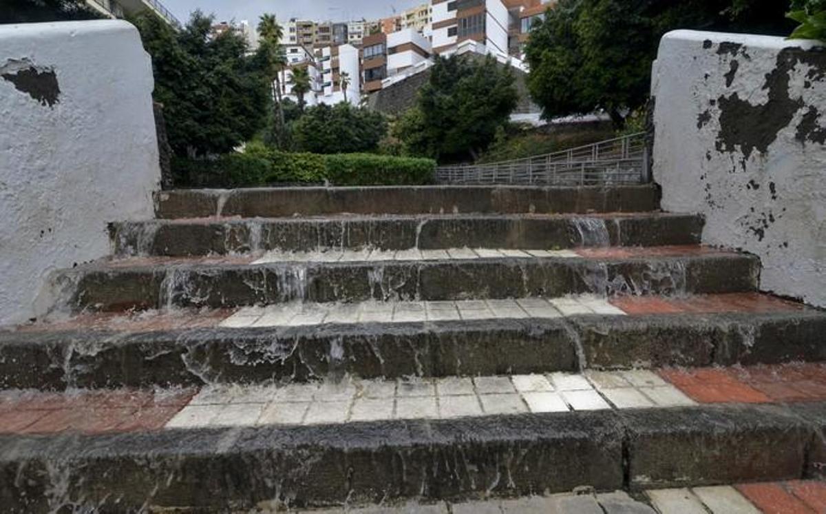 LAS PALMAS DE GRAN CANARIA. Lluvias en la ciudad de Las Palmas de Gran Canaria.  | 03/04/2019 | Fotógrafo: José Pérez Curbelo