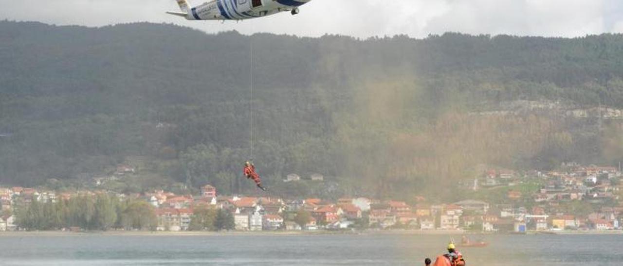 Un guardacostas, descolgándose desde el “Pesca 1” para bajar hasta la balsa.   | GONZALO NÚÑEZ