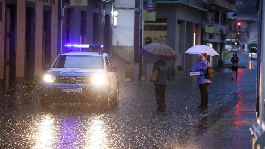 La Palma se va a dormir con intensas lluvias y varios barrancos desbordados