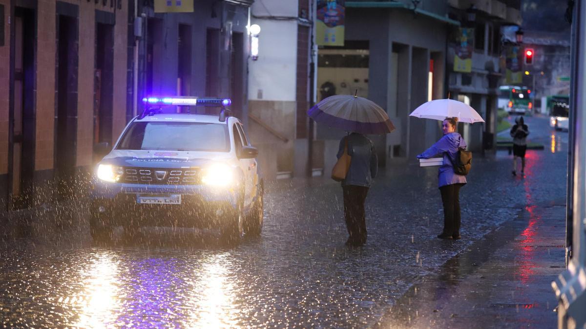 La Palma se va a dormir con intensas lluvias y varios barrancos desbordados