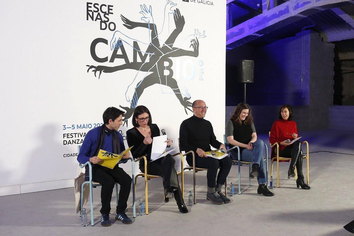 Becerra, Martínez, Lorenzo, Pampano y Vázquez ante la prensa al presentar el festival 'Escenas do cambio' en la Cidade da Cultura