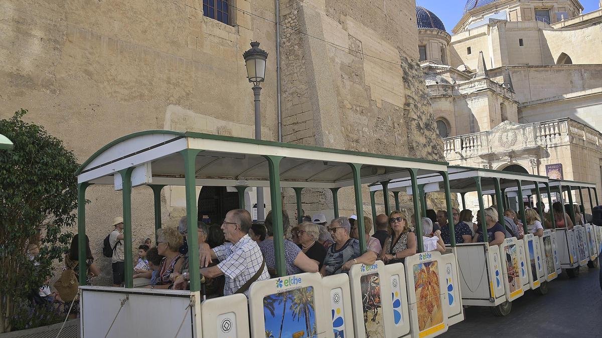 El trenet durante la celebración en Elche del Día del Turismo