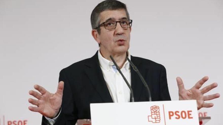 El diputat i exlehendakari socialista Patxi López, anunciant que es presentarà a les primàries del PSOE.