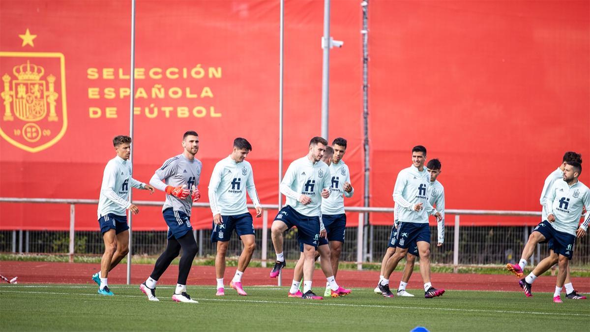La selección española prepara el decisivo encuentro ante Eslovaquia