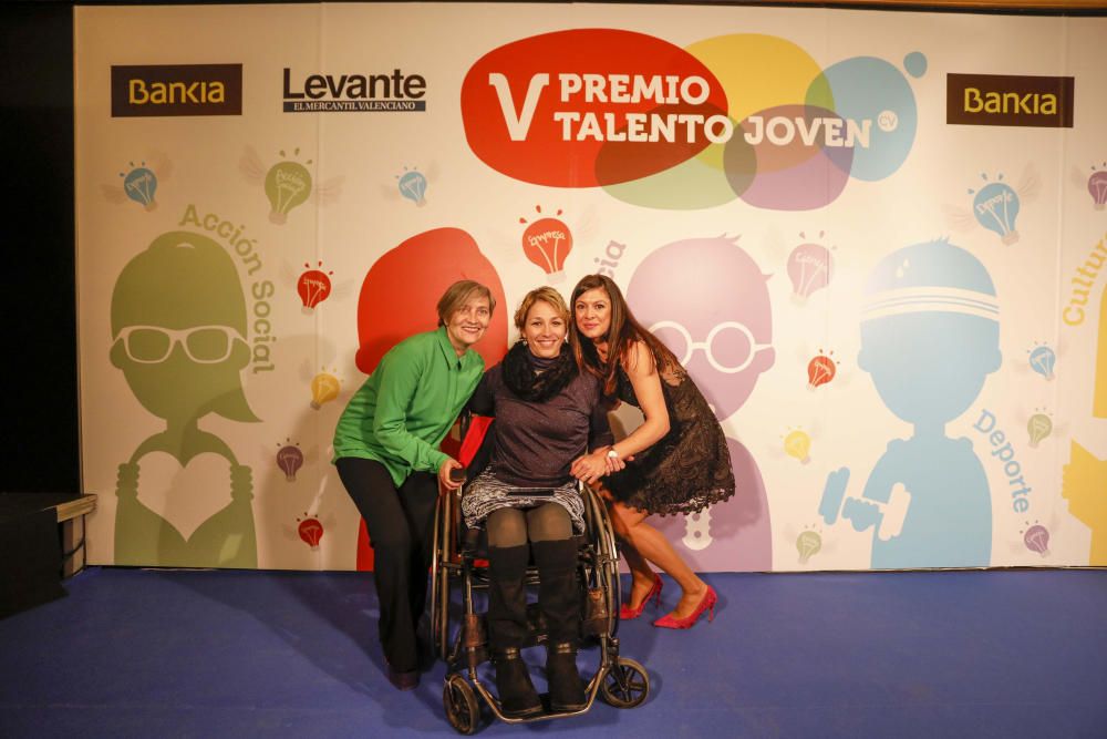 Los invitados posan en el photocall de los premios Talento Joven CV.