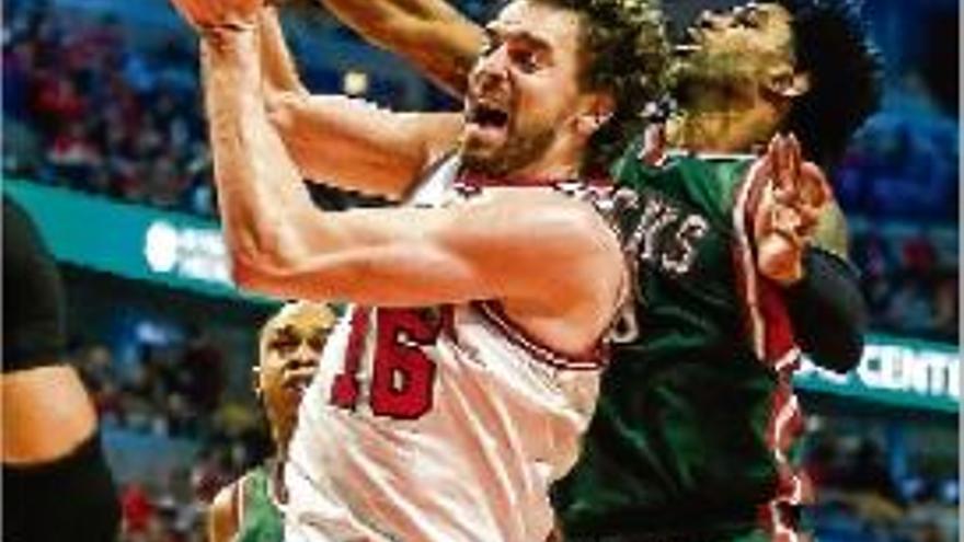 Pau Gasol captura un rebot davant d&#039;OJ Mayo, al United Centre de Chicago