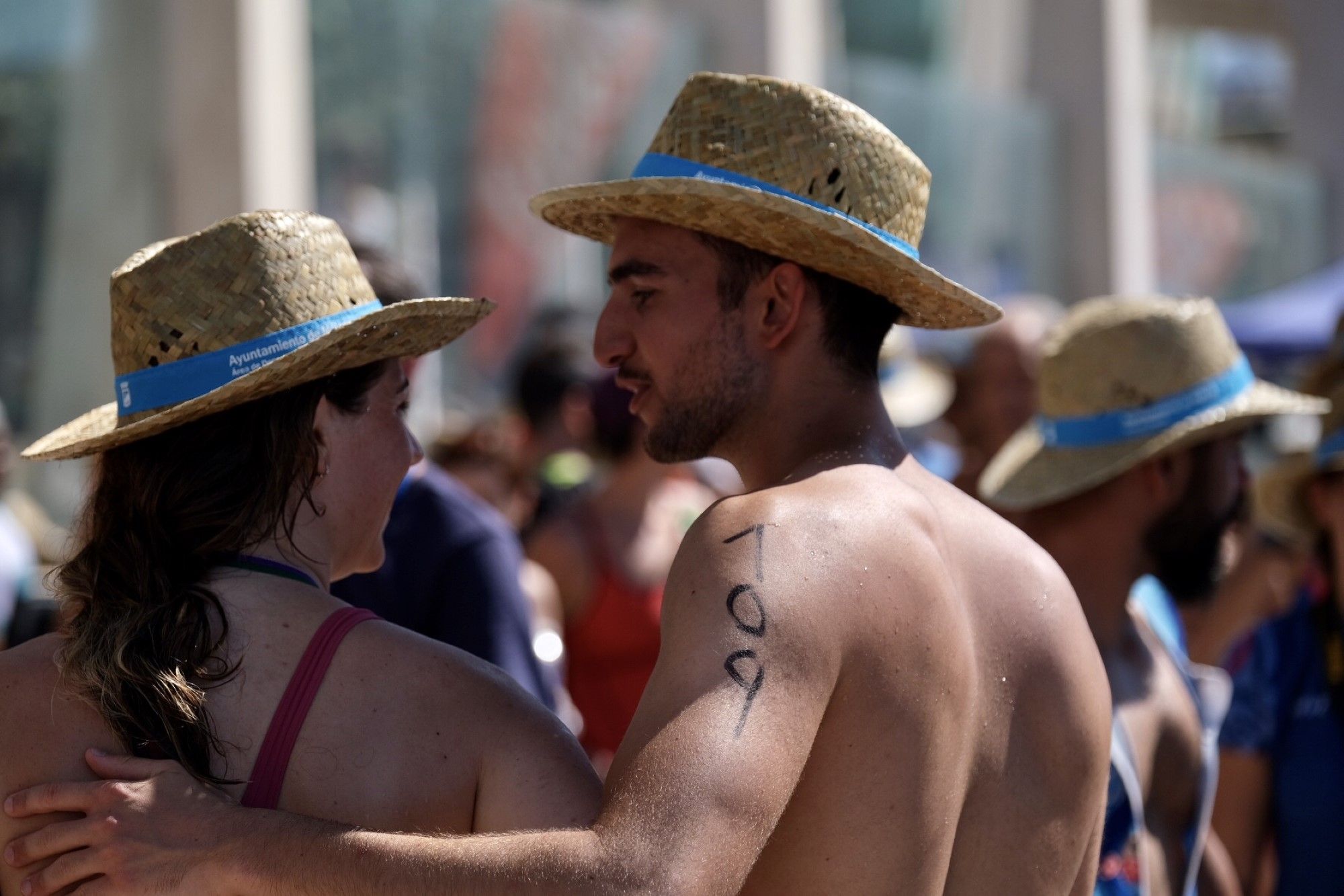 El alcalde De la Torre vuelve a participar en la travesía a nado del Puerto de Málaga