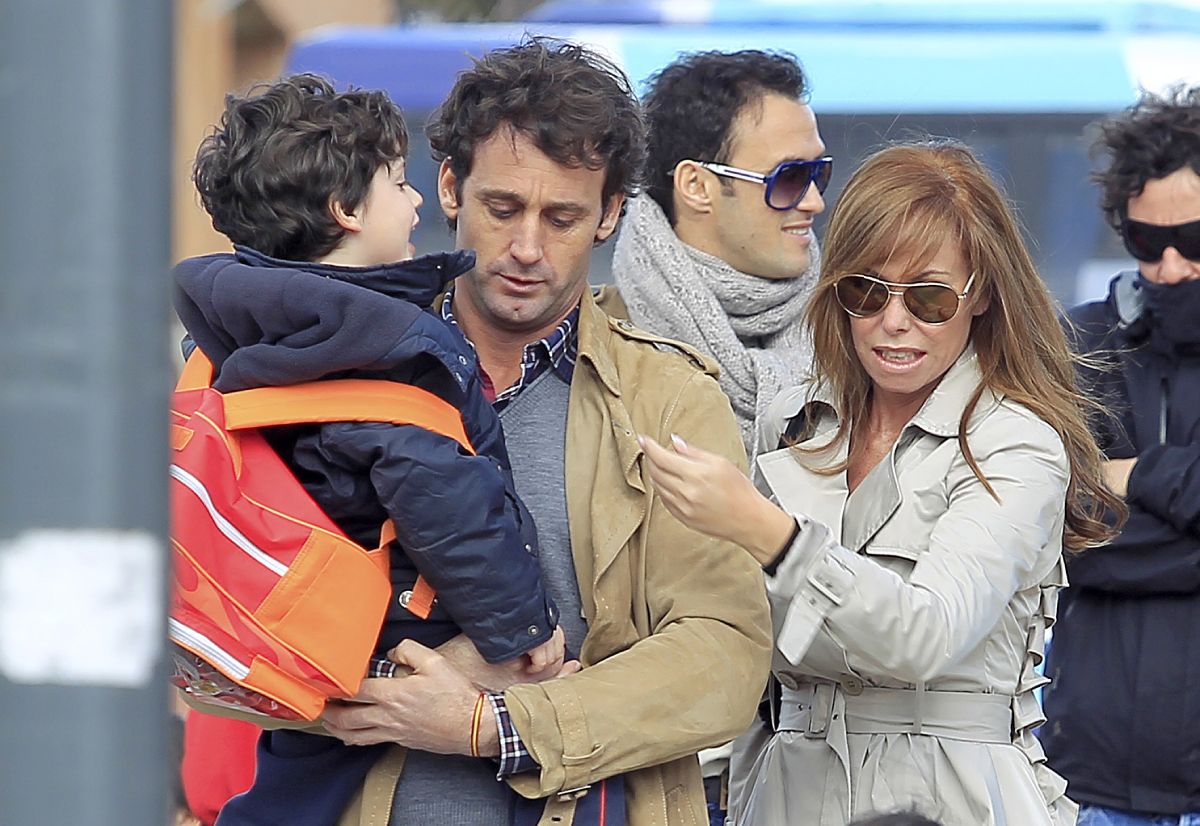 Álvaro Muñoz Escassi y Lara Dibildos con su hijo