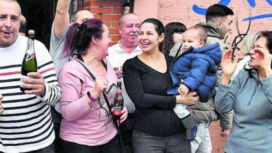 Eli (d.), embarazada y con un hijo de 10 meses, y detrás Francisco, premiados. |  // V. E.