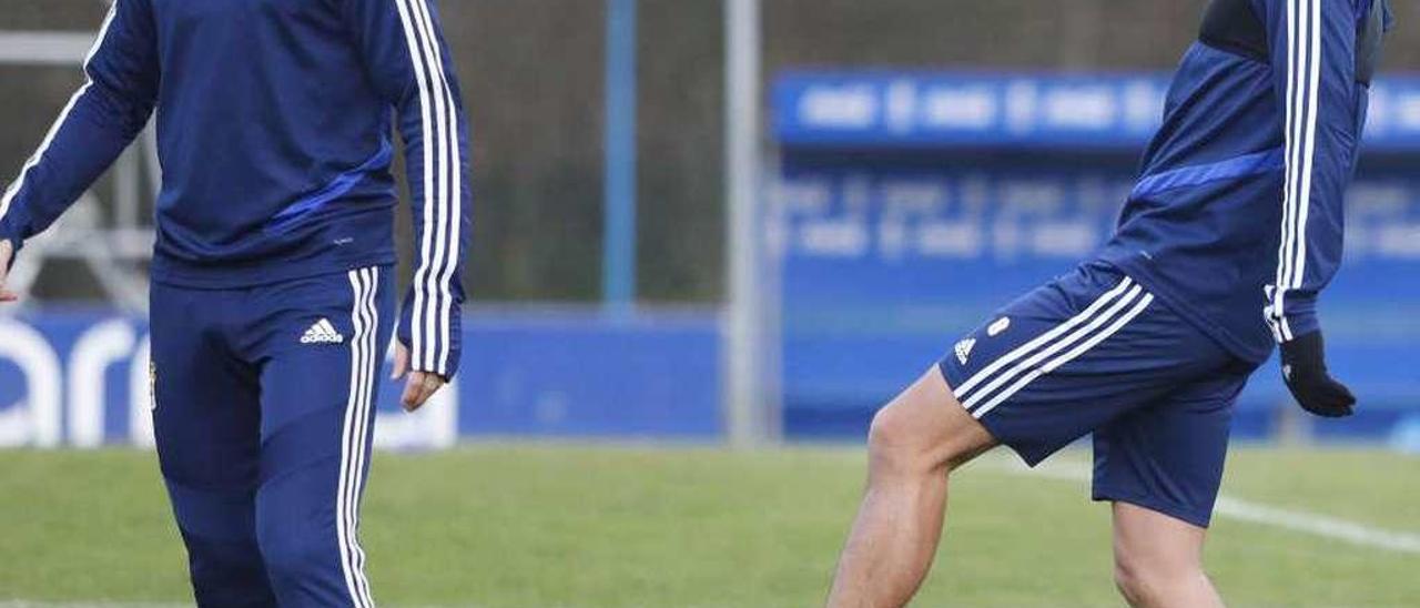 Juanjo Nieto, con Marco Sangalli, en un entrenamiento del Oviedo en El Requexón.