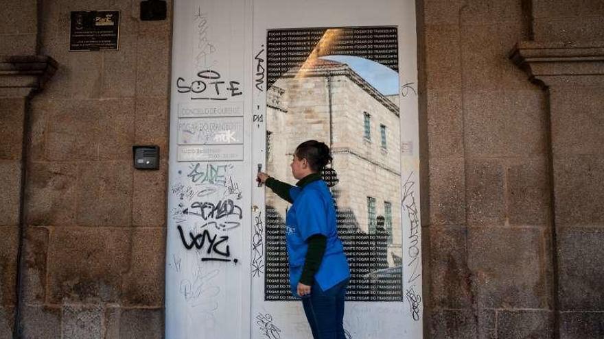 Entrada al Hogar del Transeúnte, que se encuentra en la plaza del Trigo, en el casco histórico. // Brais Lorenzo