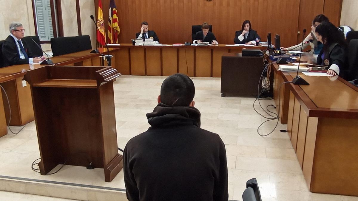 El joven condenado, hoy durante la vista celebrada en la Audiencia de Palma.