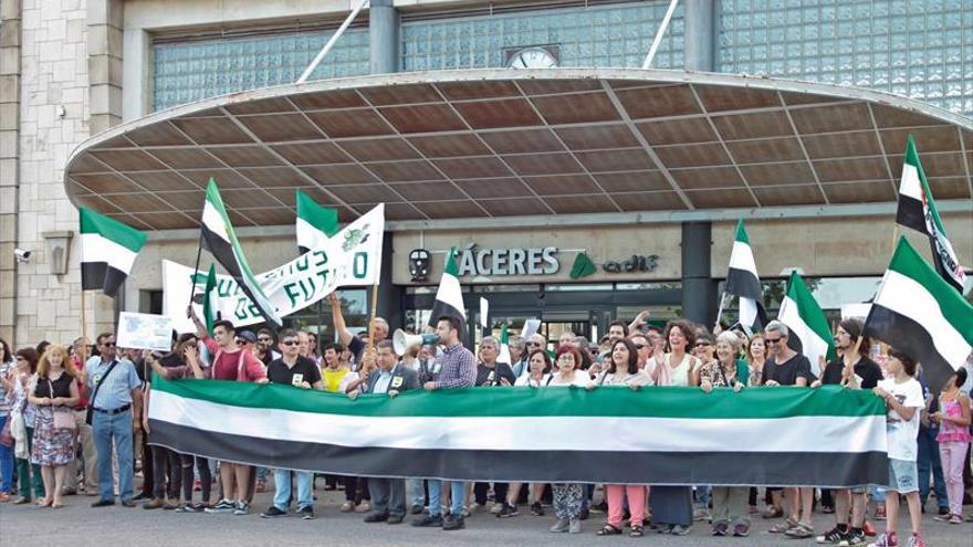 El PSOE urge una visita a la región a Adif y Renfe y reclama garantías