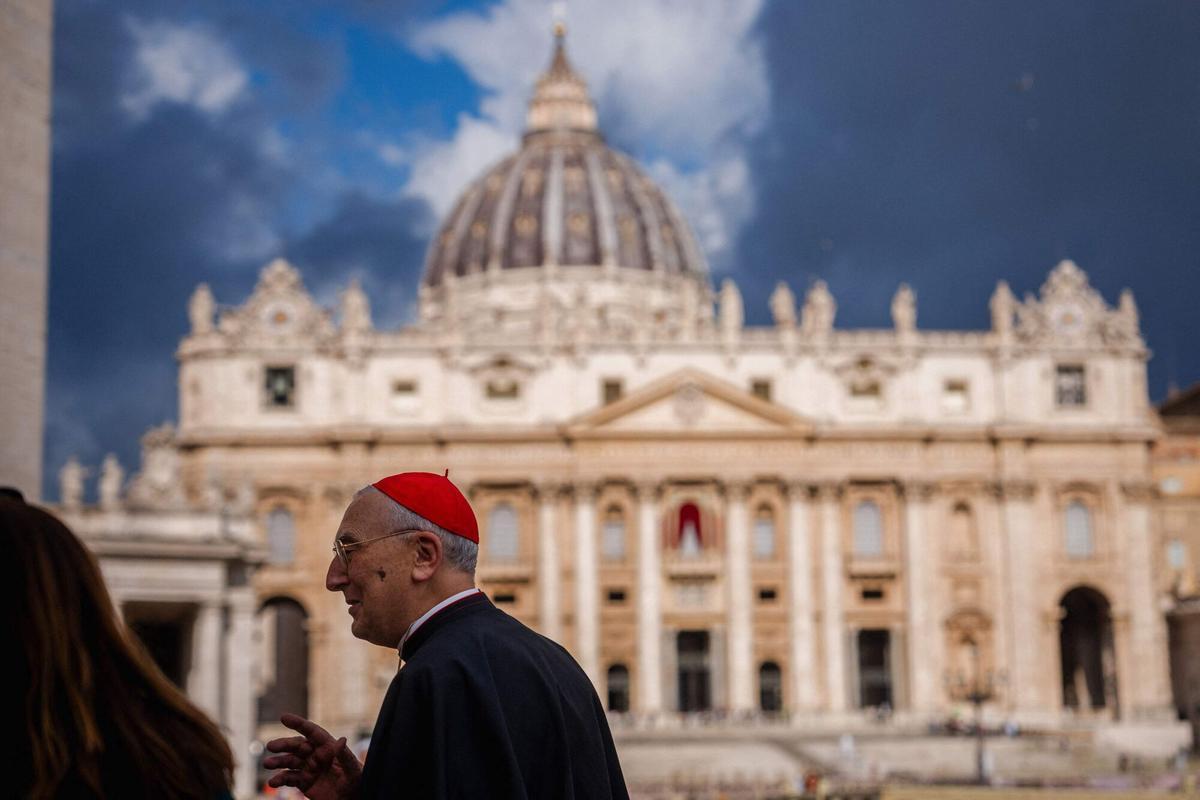 Italian cardinal Mario Zenari arrives for a congregation meeting with the St Peters Basilica in the background at the Vatican on May 6, 2025. (Photo by Dimitar DILKOFF / AFP)